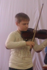 Учащиеся класса скрипки ФДШИ дали концерт.