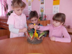 В детском саду «Светлячок» ведется проект «Огород на окне».