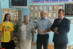 Награждение депутатом Государственной Думы добровольцев школьного волонтерского отряда «ШАГнавстречу»